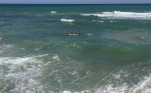 Salvamento de banhista na praia da Ilha do Farol