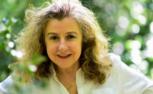 PROFESSORA HELENA RODRIGUES FALA SOBRE A APOSTA DE LOULÉ NA ARTE PARA A INFÂNCIA EM CONFERÊNCIA