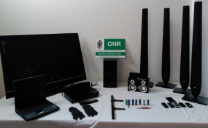 GNR de Quarteira detém cidadão por posse de arma proibida