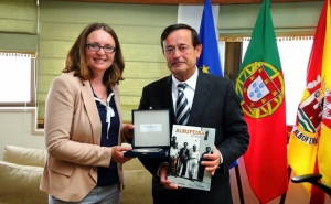 EMBAIXADORA KIRSTY HAYES ESCLARECE  «BREXIT» AOS RESIDENTES BRITÂNICOS