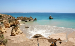 Ministro do Ambiente justifica com «segurança» obras na Praia D. Ana, em Lagos