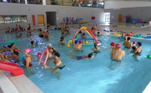 ESCOLA MUNICIPAL DE NATAÇÃO PROMOVE FESTIVAL DE NATAL PARA ALUNOS E FAMILIARES