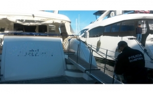 Três pessoas assistidas por inalação de gases numa embarcação de recreio na marina de Vilamoura