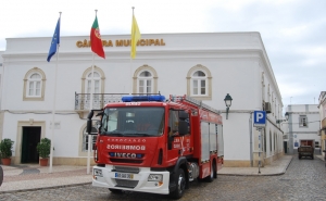 Bombeiros de Olhão recebem veículo urbano de combate a incêndios de nova geração