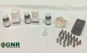 Mulher sedava homem para os roubar