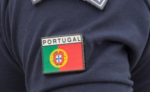 Homem sofre acidente junto à falésia da praia da Marinha em Lagoa