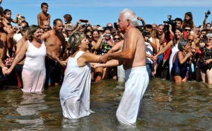 Tradição do Banho Santo regressa à praia da Manta Rota