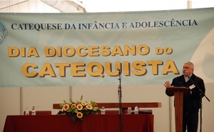 Padre Carlos de Aquino alertou catequistas para «divórcio» entre catequese e liturgia