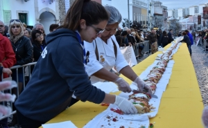 BOLO-REI GIGANTE COM 100 METROS ENCERRA DIA DE REIS EM LOULÉ