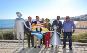 ALBUFEIRA HOMENAGEIA TURISTAS COM ESCULTURA NO PAU DA BANDEIRA