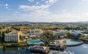 Domes Lake Algarve Autograph Collection eleito o «Melhor Resort Familiar do Mundo 2025»