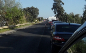 Dezenas de automóveis percorrem EN124 pela requalificação da estrada algarvia