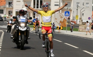 João Costa bisa e reforça a liderança
