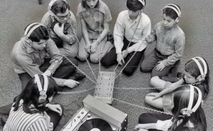 Crianças aprendem a manusear vinil na Tertúlia Algarvia