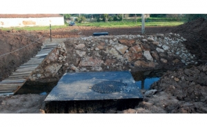 LIGAÇÃO DA REDE DE ESGOTOS SOB A RIBEIRA DE ALCANTARILHA ESTÁ CONCLUÍDA