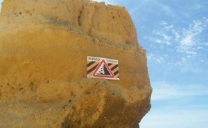 Albufeira alerta banhistas para riscos de queda das arribas
