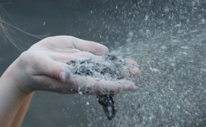 Incêndios: Há quem durma em tendas no meio da cinza enquanto reconstrói o que perdeu