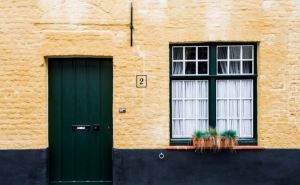 Como são atribuídas as isenções de IMI para a reabilitação urbana?