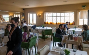 Covid-19: Hotelaria e restauração contra «retirada prematura» dos apoios às empresas