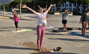 QUARTEIRA | Mais uma aula aberta de Yoga com Caty Palibroda embala moradores e veraneantes para um dia relaxante