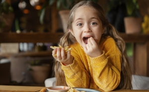 Alimentos com que as crianças se podem engasgar: guia completo