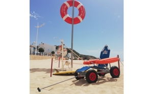 Cadeira anfíbia reforça acessibilidade na praia da Salema