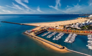 Condições únicas da Praia da Rocha atraem 150 windsurfistas a Portimão para disputar Campeonato Mundial IQFoil SUB-23