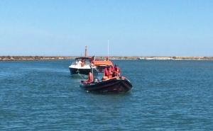 Autoridade Maritima reboca embarcação de recreio ao largo da praia do Barril