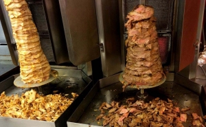 ASAE apreende em Faro 31 mil quilos de «kebab» congelado e fecha dois estabelecimentos