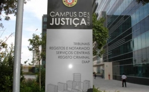 Sócrates: Advogado detido não pediu apoio à Ordem - bastonária