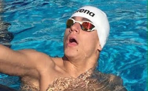 NADADOR DO LOULETANO COM DUAS MEDALHAS DE OURO NA TAÇA LATINA