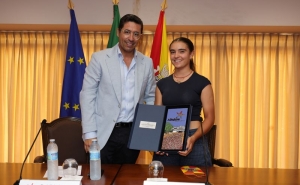 LÚCIA MARTINS, BICAMPEÃ NACIONAL, RECEBIDA PELO PRESIDENTE DA CÂMARA MUNICIPAL DE ALBUFEIRA