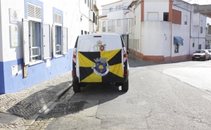 Presidente da Câmara de Lagoa entregou uma carrinha para transporte de utentes à Santa Casa da Misericórdia de Estômbar