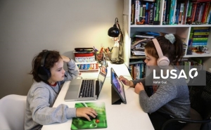 Uso da Internet para educação duplicou na pandemia e aumentaram compras online