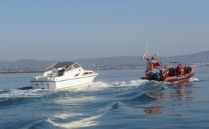 Autoridade Marítima recolhe embarcação abandonada e à deriva na Ria Formosa