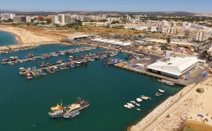 Docapesca abre concurso para sinalização do estado da barra e avisos de temporal em Quarteira 
