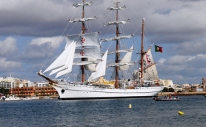 Navio Escola Sagres recebe Presidente da República a bordo