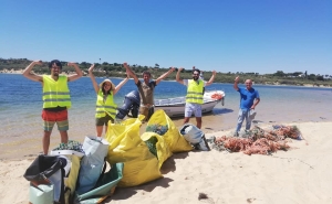 Associação ambientalista retira 300 quilogramas de lixo de praia algarvia