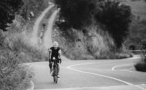 TIAGO CAÇÃO PASSA POR FARO EM VOLTA A PORTUGAL DE 6.000 KM EM BICICLETA PARA APELAR A MUDANÇA NA MOBILIDADE URBANA