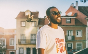 DINO D SANTIAGO APRESENTA NOVO DISCO NO CINE-TEATRO LOULETANO