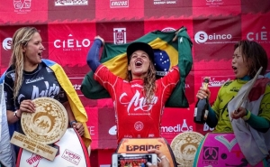TETRACAMPEÃ MUNDIAL DE BODYBOARD VISITA ESCOLAS EM QUARTEIRA E LOULÉ