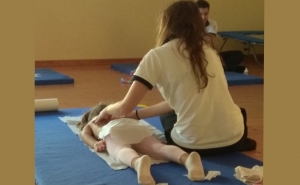 Estudantes do Instituto Piaget de Silves realizam massagens para as crianças do crianças do ensino pré-escolar de Enxerim