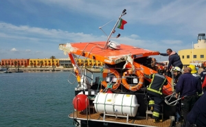 Dois feridos ligeiros em embate de embarcação na gruta de Alfanzina, no Algarve