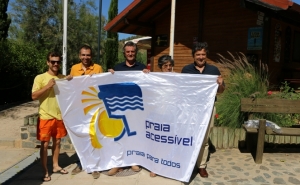 A praia fluvial do Pego Fundo, em Alcoutim, tem já hasteada a Bandeira de Praia Acessível