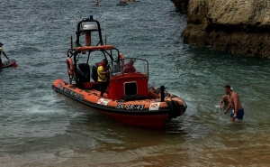 Autoridade Marítima Nacional resgata duas pessoas junto às grutas de Benagil em Lagoa
