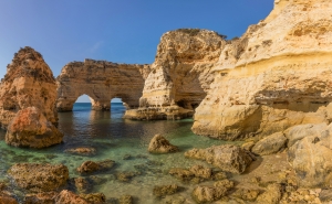Turistas dão nota positiva ao Algarve pelas experiências, paisagens e qualidade dos serviços turísticos