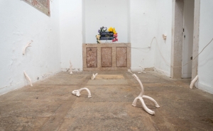 Exposição «Sal na Ferida» com obras de Amanda Triano e Cláudia Simões na Galeria Praça do Mar