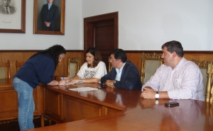 Estudantes universitários recebem bolsas de estudo