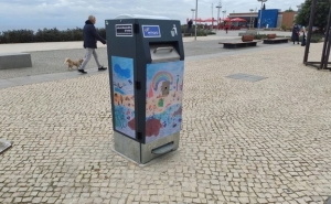 Papeleiras amigas do ambiente instaladas na Praia da Rocha