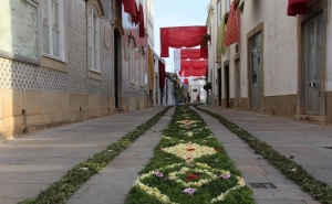 Tapetes floridos regressam às ruas de São Brás de Alportel no Domingo de Páscoa para receber a Festa das Tochas Floridas